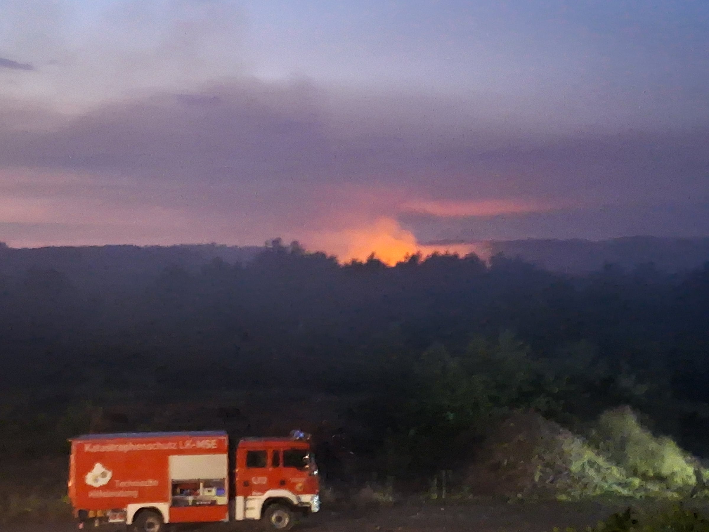 Feuerwehrkräfte und Kreisregner an einer Verteidigungslinie bei Neustrelitz
