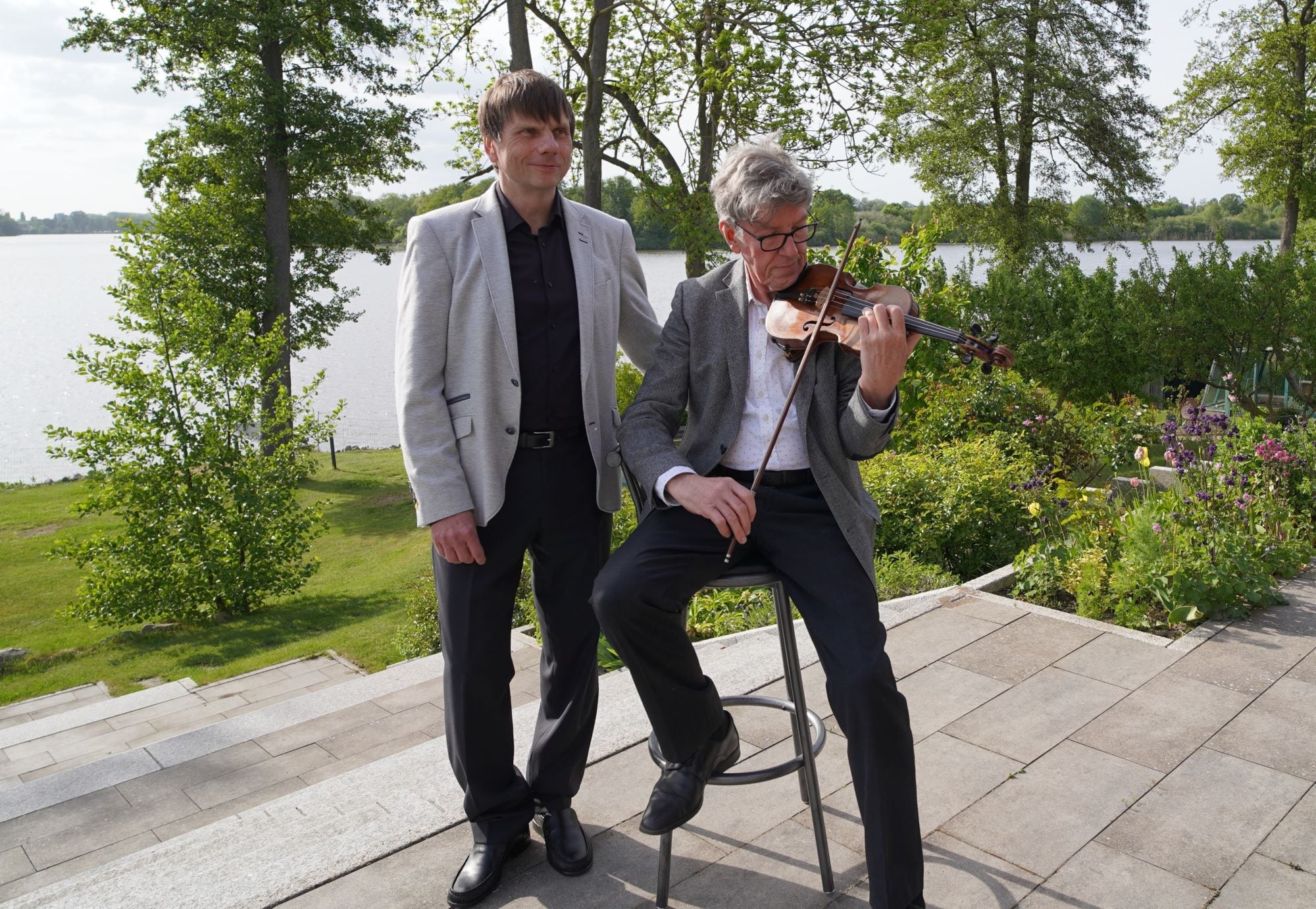 Geiger und Pianist bei einem klassischen Konzert im Konservatorium Schwerin