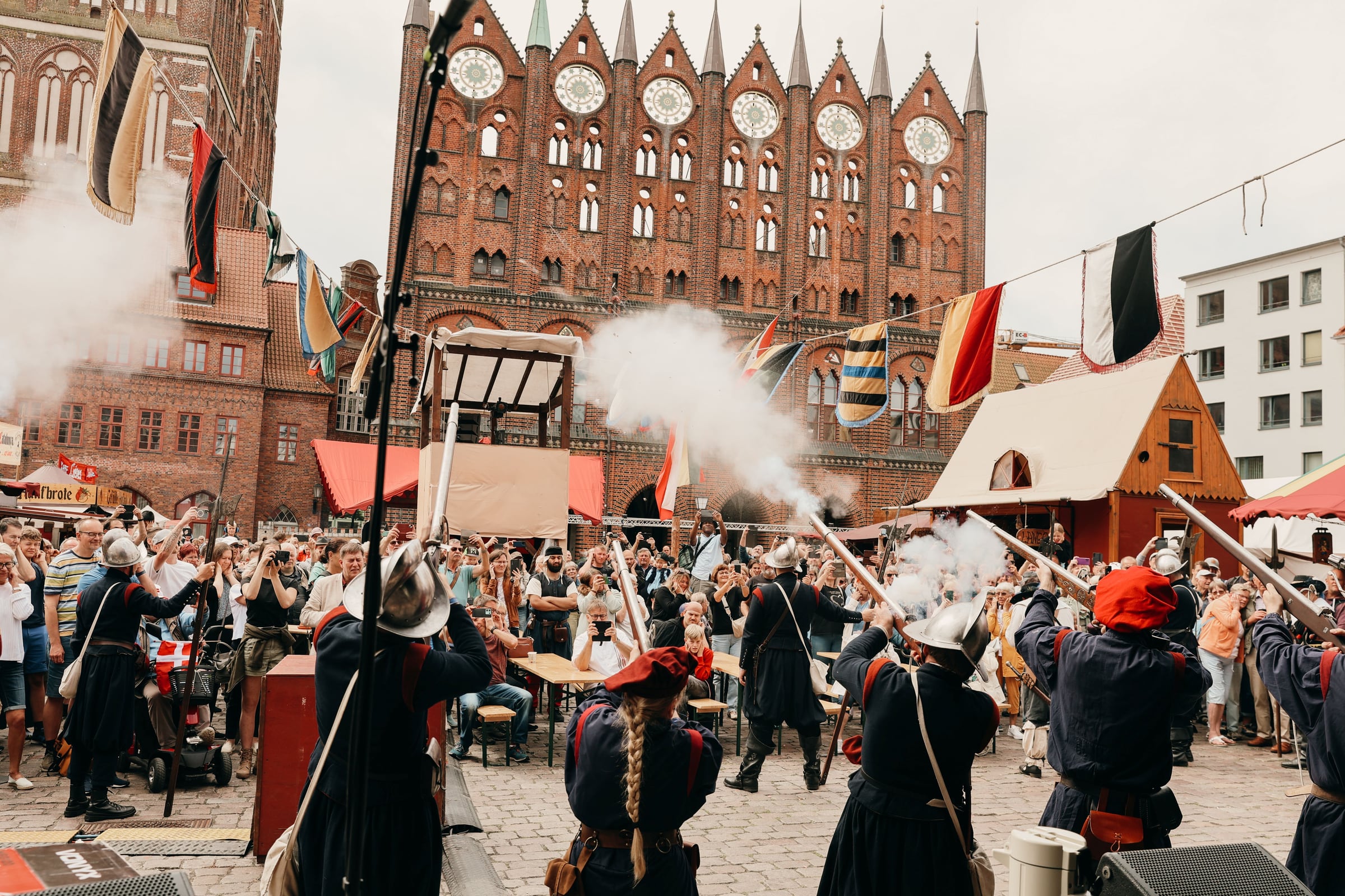 Historisches Markttreiben bei den Wallensteintagen vor dem Stralsunder Rathaus