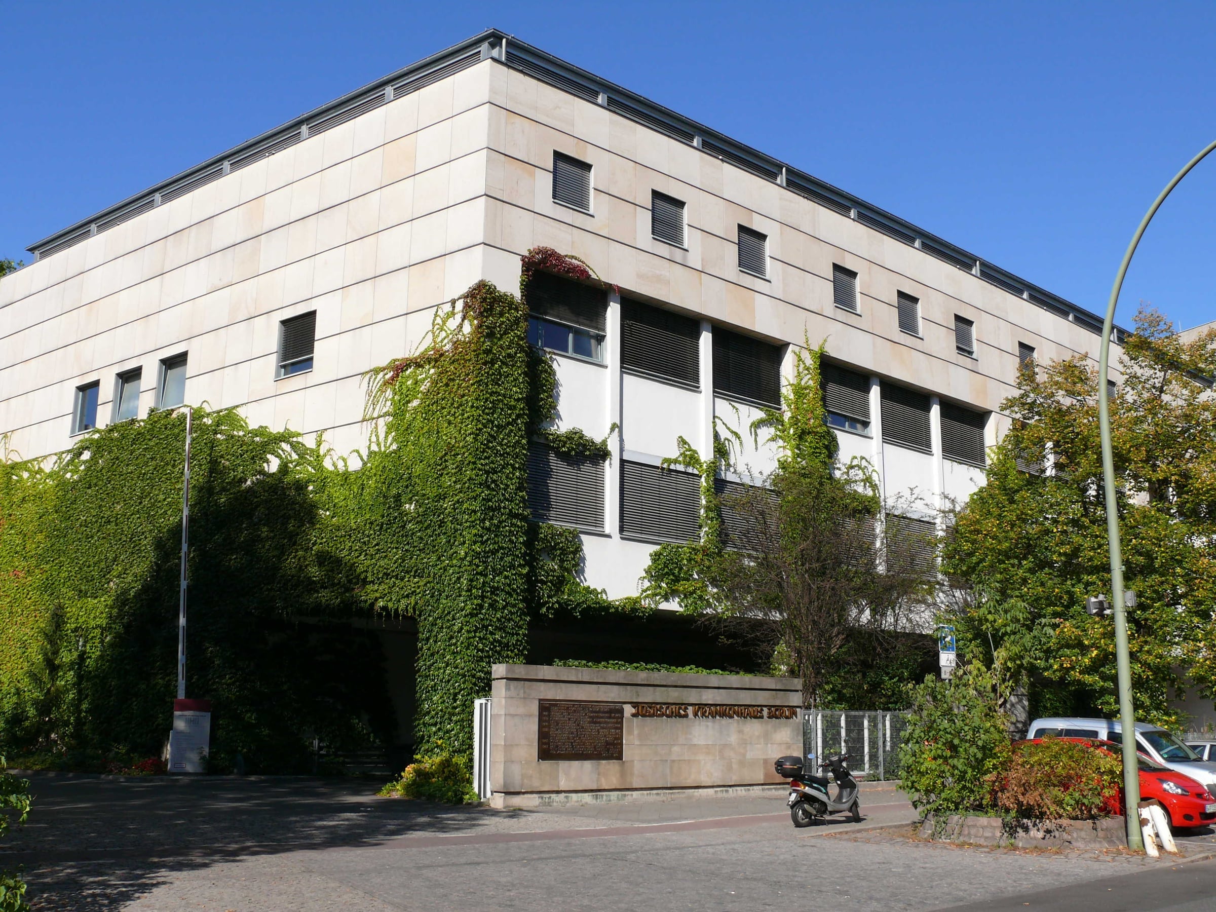 Das Gebäude des Jüdischen Krankenhauses Berlin in der Heinz-Galinski-Straße in Gesundbrunnen, teilweise mit Efeu bewachsen.