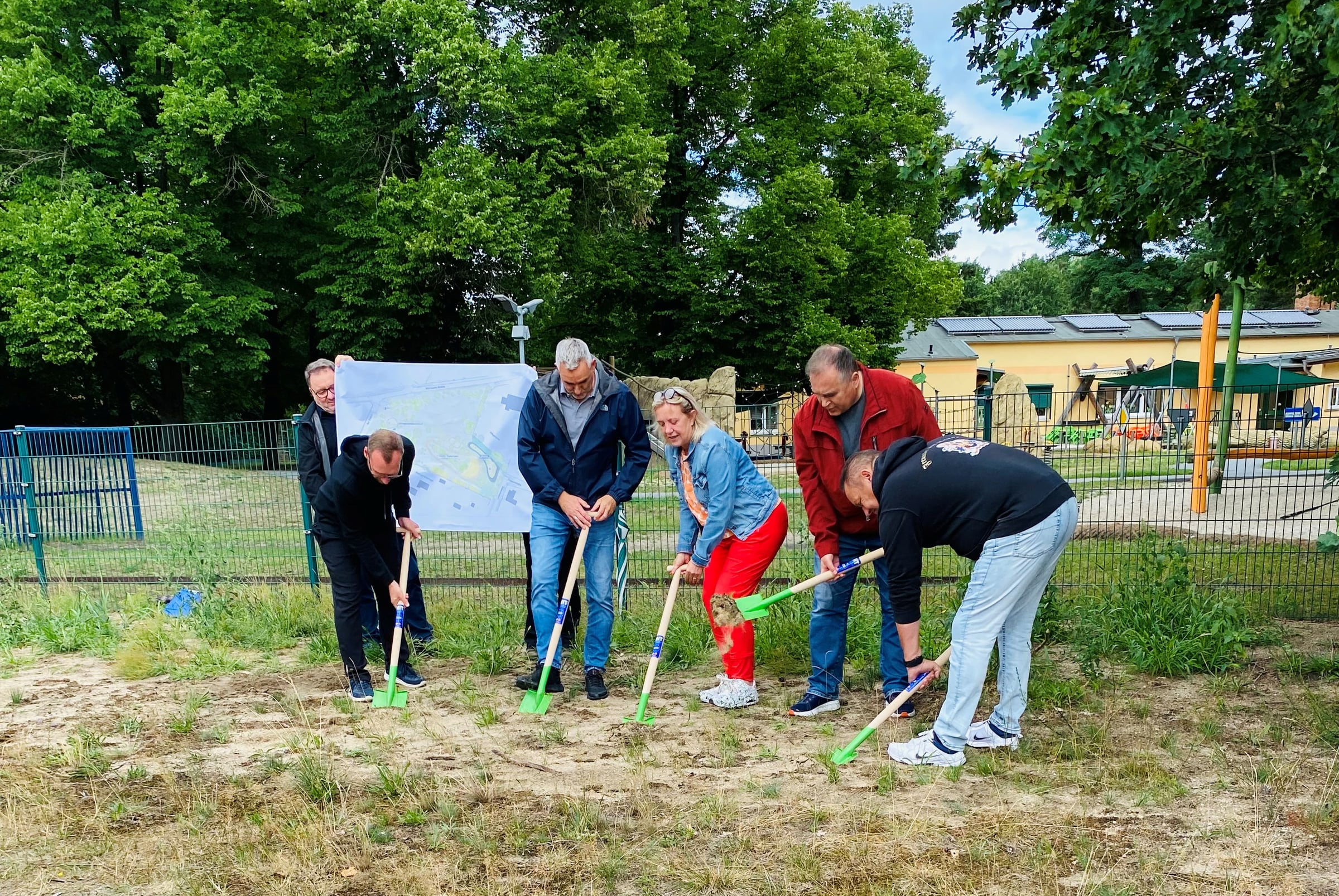 Baustart für das neue Freizeitareal mit Rad- und Rollerbahnen in Forst-Keune