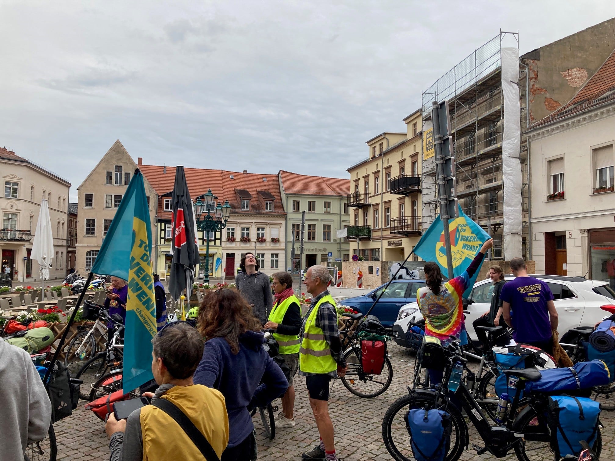 Radfahrer auf einer gemeinsamen Tour durch die Landschaft der Prignitz bei Perleberg